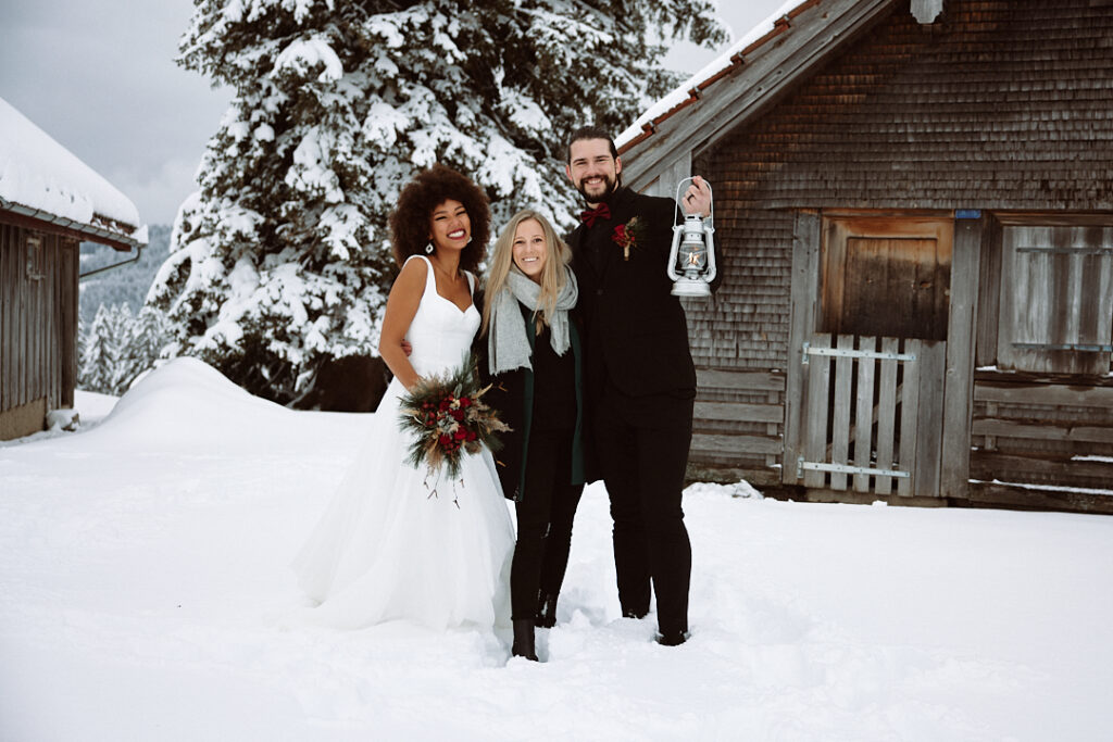 Hochzeitsplanerin mit Hochzeitspaar Schweiz - Winterhochzeit, Denise Wolf Glücksgefühle Weddings