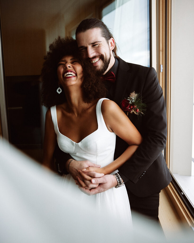 Glückliches Hochzeitspaar am Bodensee - Zeremonienmeister Denise Wolf, erfahrene Hochzeitsplanerin