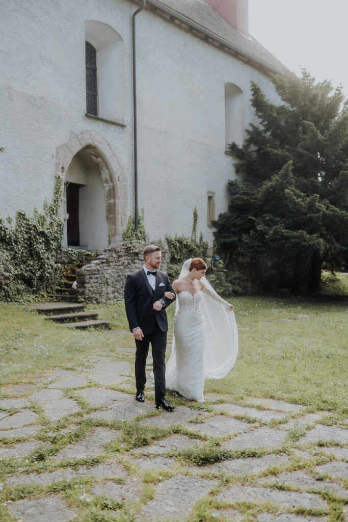 Brautpaar vor der Kirche, bei einer Hochzeit am Bodensee.