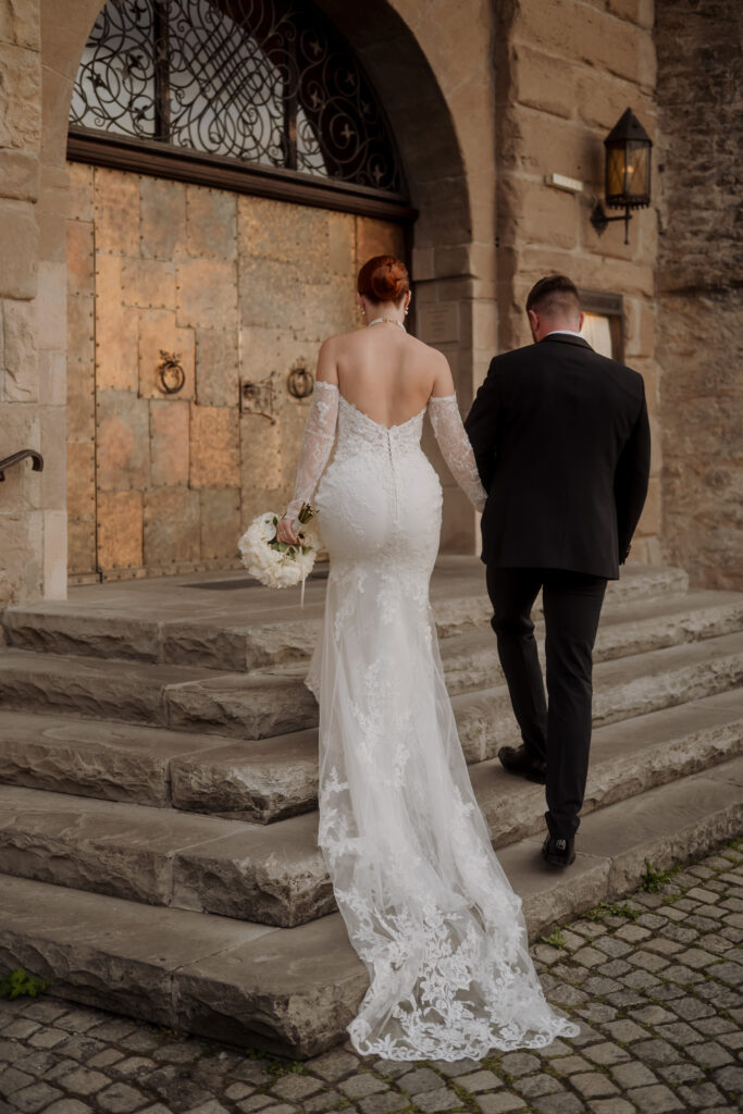 Brautpaar auf dem Weg zur Kirche, bei einer Hochzeit am Bodensee.