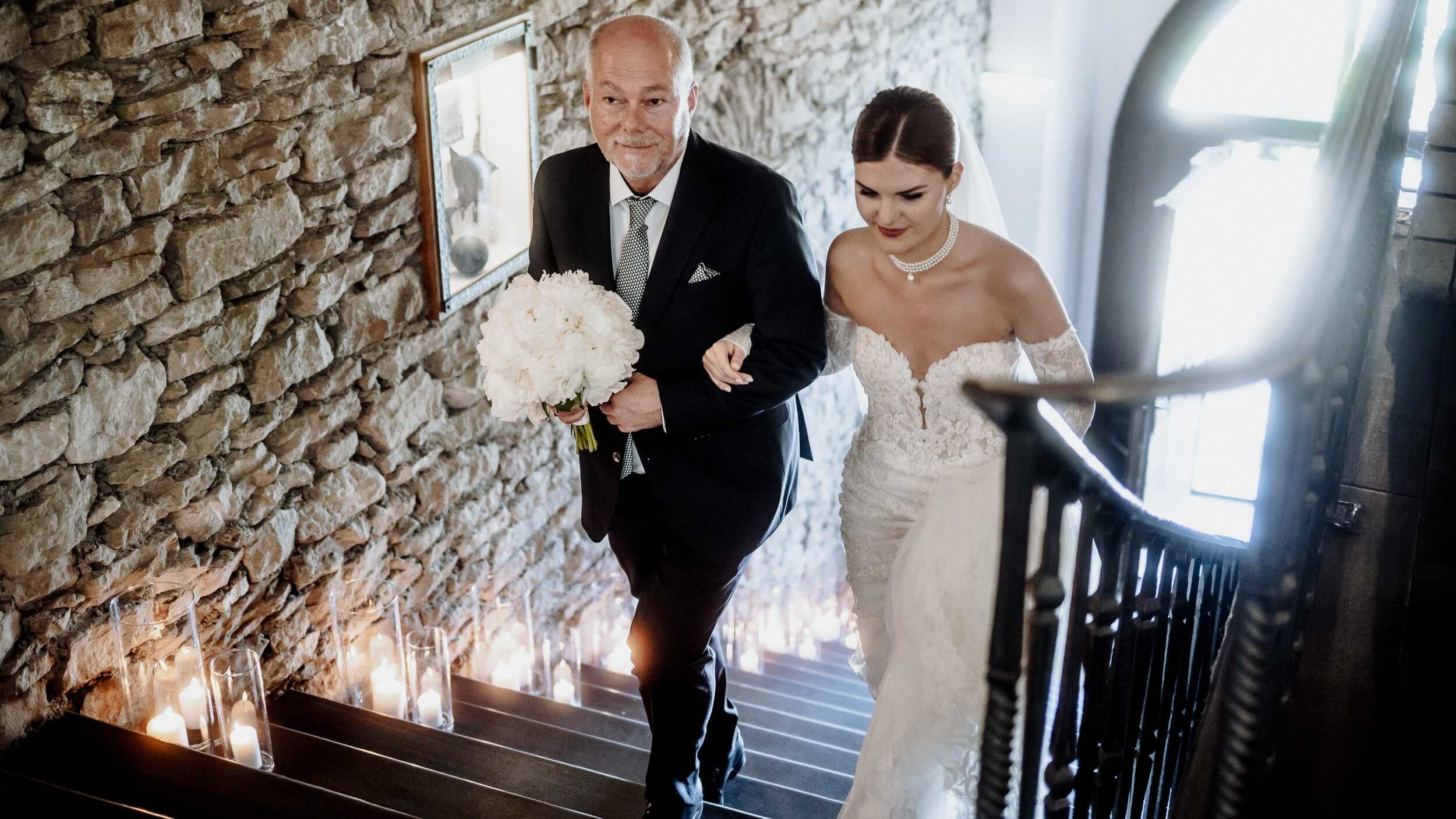 Braut wird von ihrem Vater zur Trauung begleitet.